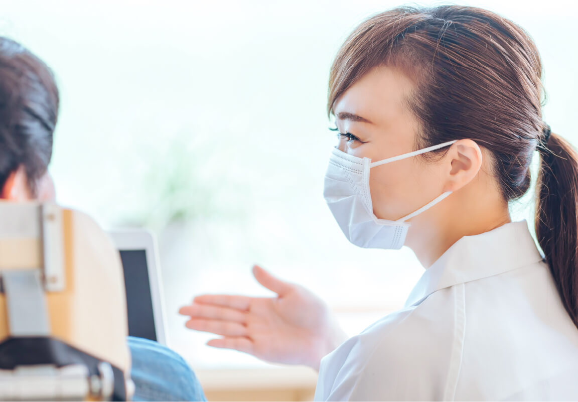 女性ドクターが診察している様子